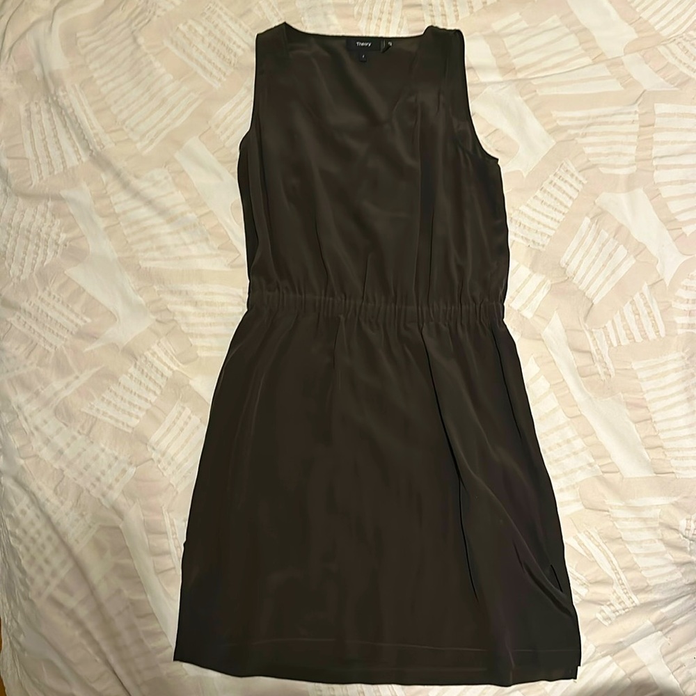 Like New -- Theory - green silk dress - size 4